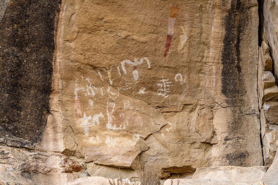 Prähispanische Piktogramme in der White Birds Interpretive Site im Canyon Pintado National Historic District in Colorado. Prähispanische Felszeichnungen der amerikanischen Ureinwohner