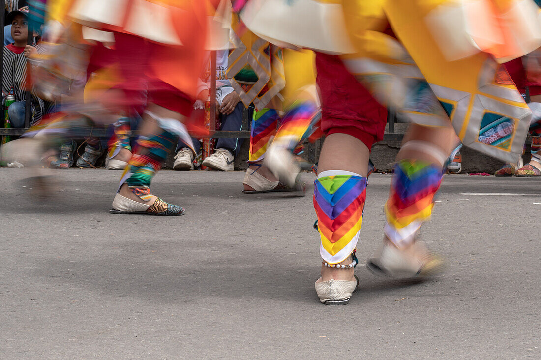 Verschiedene Choreografiegruppen gehen am zweiten Tag des Karnevals der Schwarzen und Weißen den Weg entlang. Pasto, Nariño, 3. Januar 2024