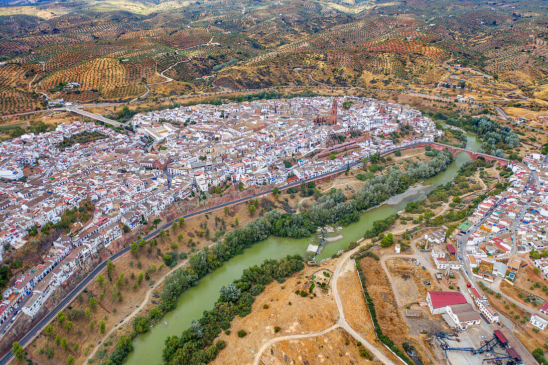 Luftaufnahme des Dorfes Montoro und des Flusses Guadalquivir, Provinz Cordoba, Andalusien, Südspanien