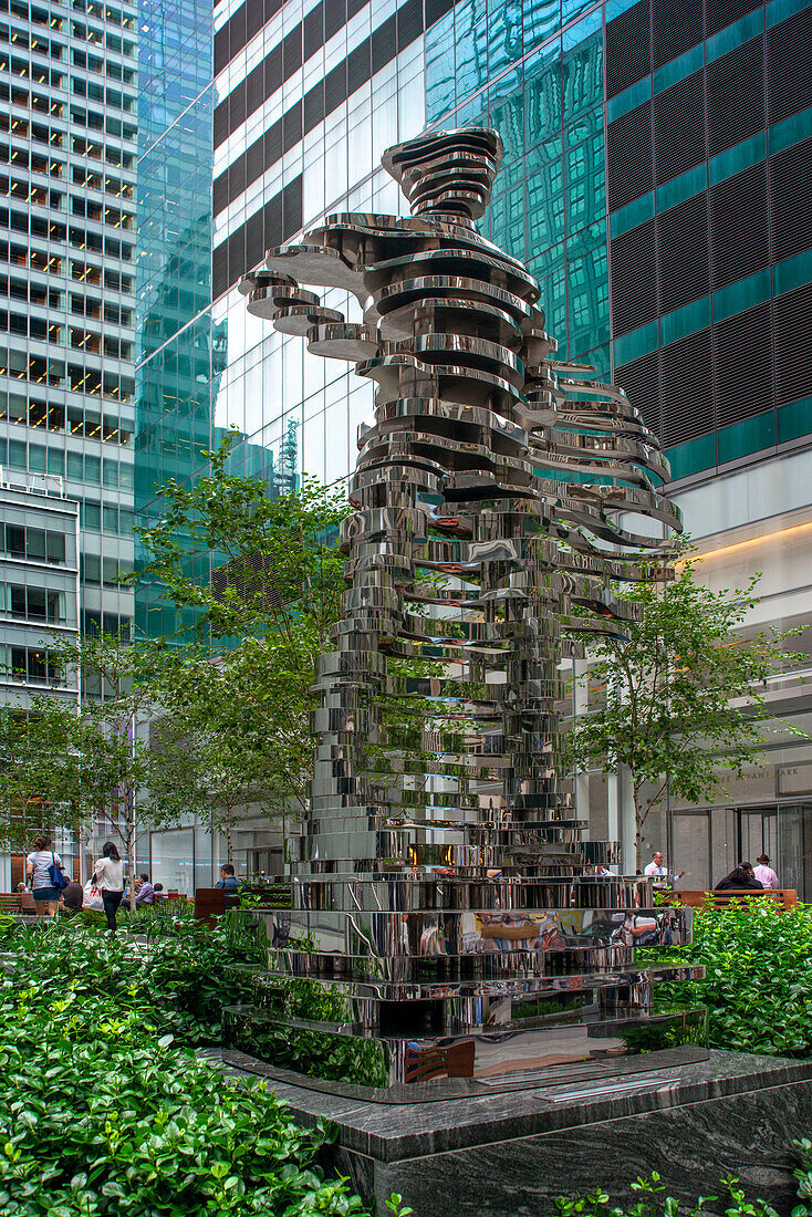 Antonio Pio Saracinos Helden-Skulptur Die Wächter: Superhero im Bryant Park in Midtown Manhattan, New York City