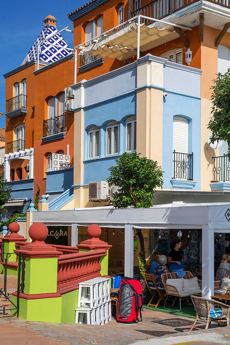 Bunte Häuser und Gebäude in Puerto Sherry in El Puerto de Santa Maria Cadiz Andalusien Spanien Europa