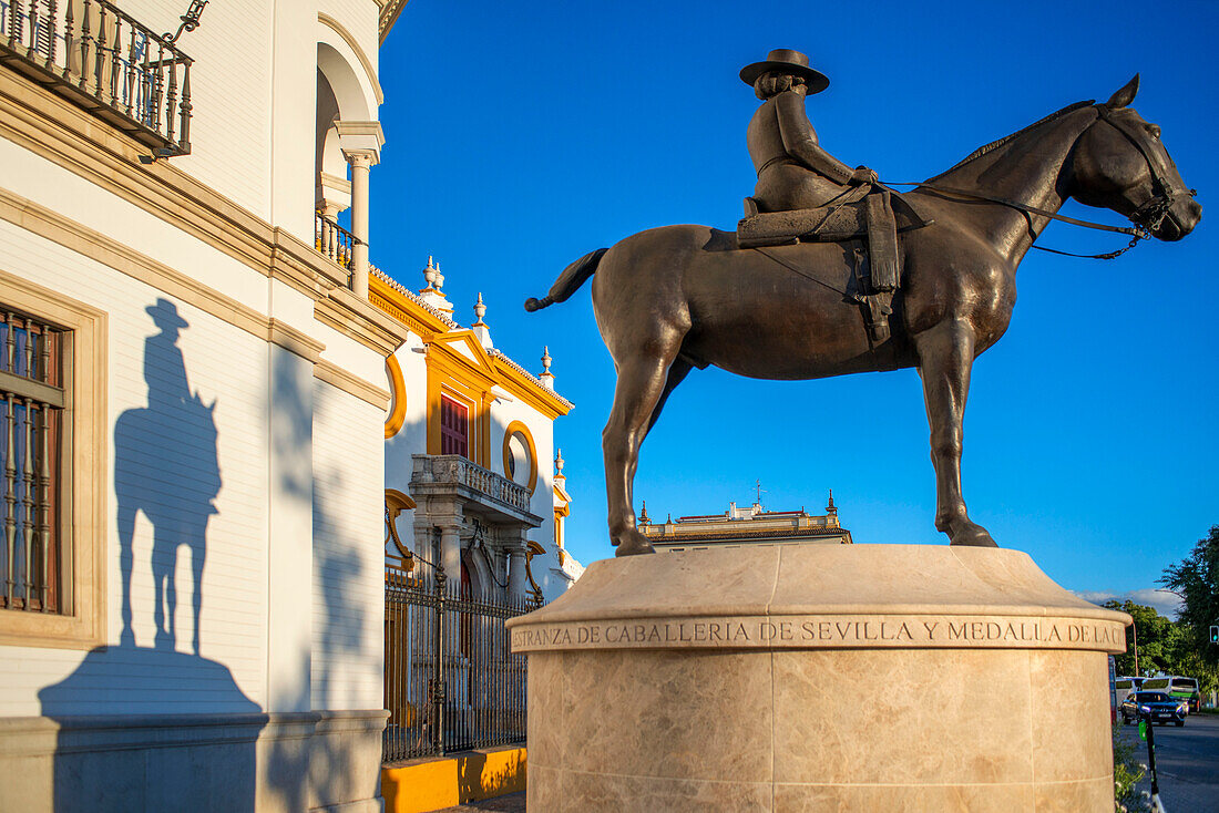 Außerhalb der Stierkampfarena von Sevilla steht diese Statue der Condesa de Barcelona im Damensattel auf einem Pferd. Sevilla, Andalusien, Spanien