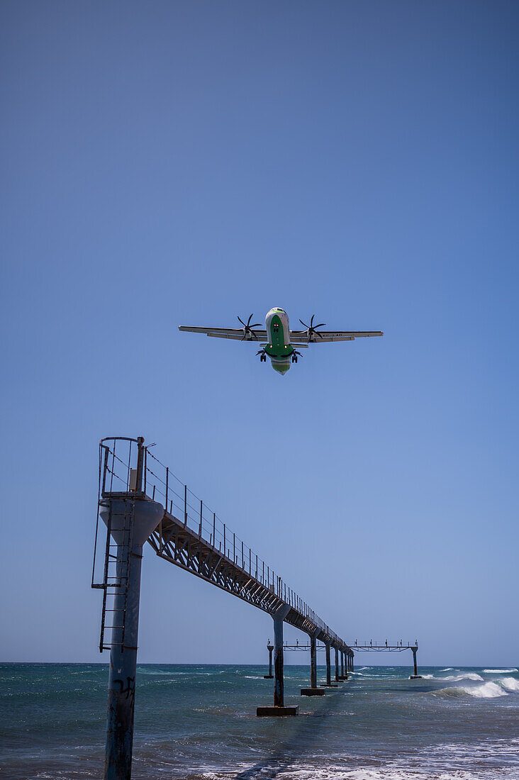 Landung eines Flugzeugs auf dem Flughafen von Lanzarote, Kanarische Inseln, Spanien