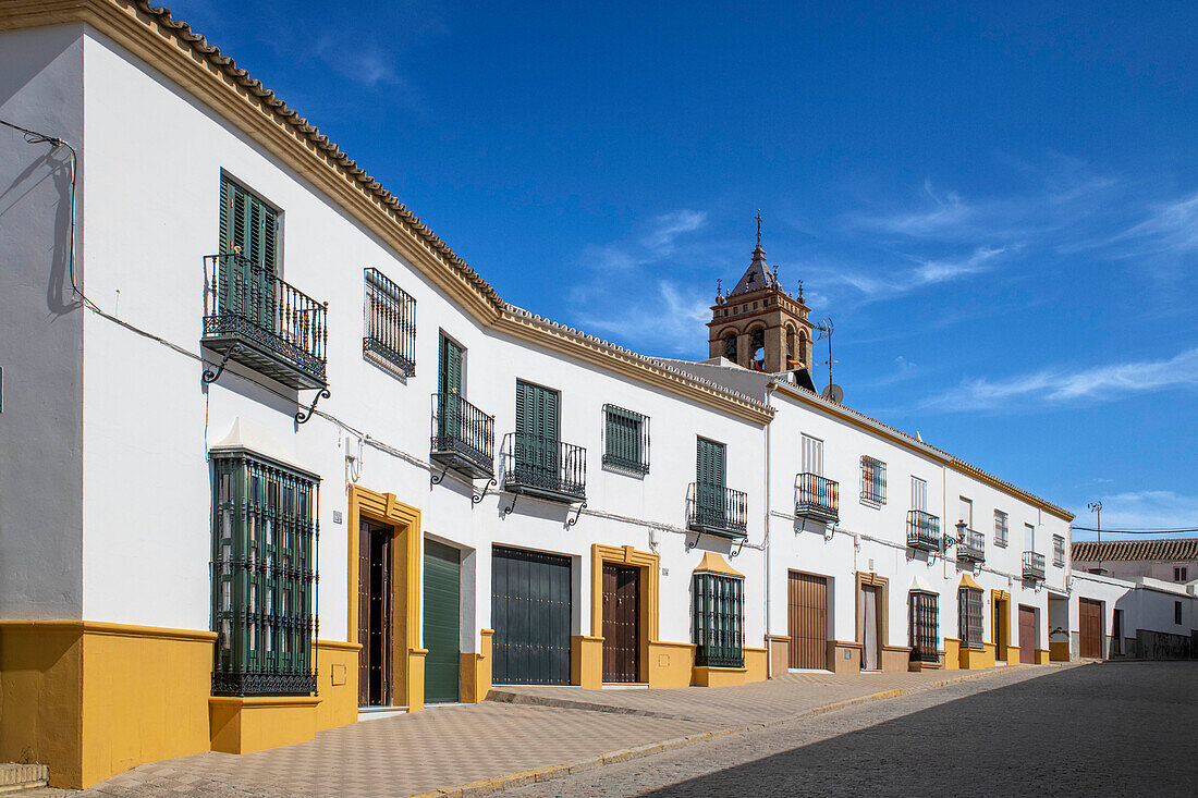 Weiße Häuser in der Altstadt von Marchena in der Provinz Sevilla in Andalusien im Süden Spaniens