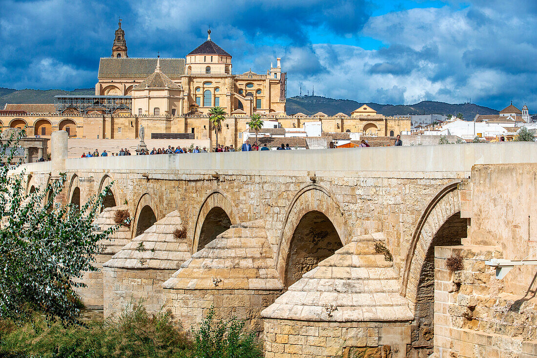 Römische Brücke über den Fluss Guadalquivir und Moschee-Kathedrale La Mezquita in der historischen Altstadt La Juderia, Cordoba, Andalusien, Spanien