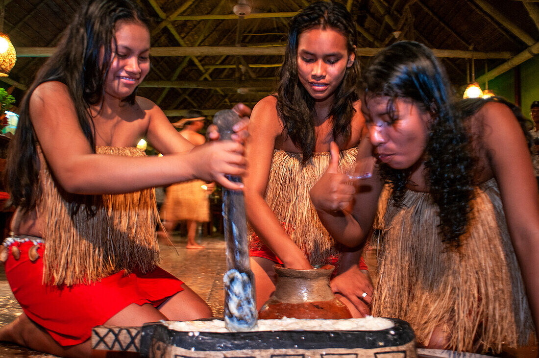 Yagua-Stamm in der Nähe von Iquitos, Amazonien, Peru. Yaguas aus dem Dorf Indiana führen vor, wie Masato, ein alkoholisches Getränk, das durch Fermentieren von Kau- und Maniokwurzeln hergestellt wird, produziert wird