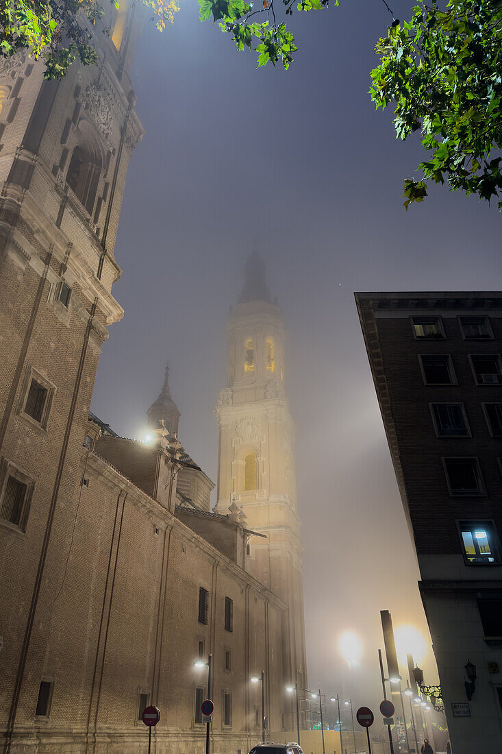 Die Kathedralen-Basilika Unserer Lieben Frau von der Säule ist bei sinkenden Temperaturen in Zaragoza, Spanien, in Nebel gehüllt