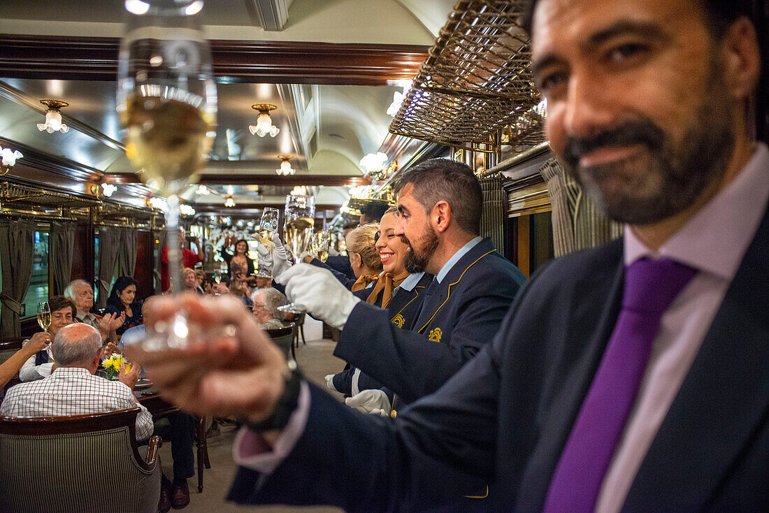 Champagner-Begrüßungsgetränk im Al-Andalus-Luxuszug auf der Fahrt durch Andalusien, Sevilla, Spanien