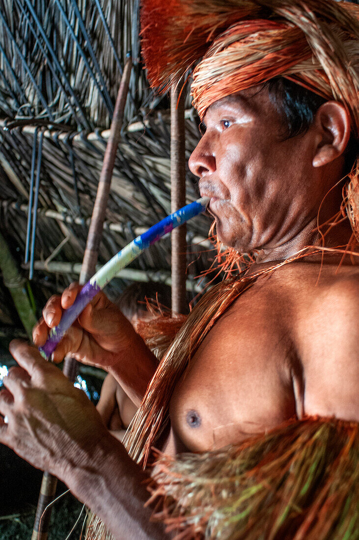 Flötenmusik der Yagua-Indianer, die in der Nähe der amazonischen Stadt Iquitos, Peru, ein traditionelles Leben führen