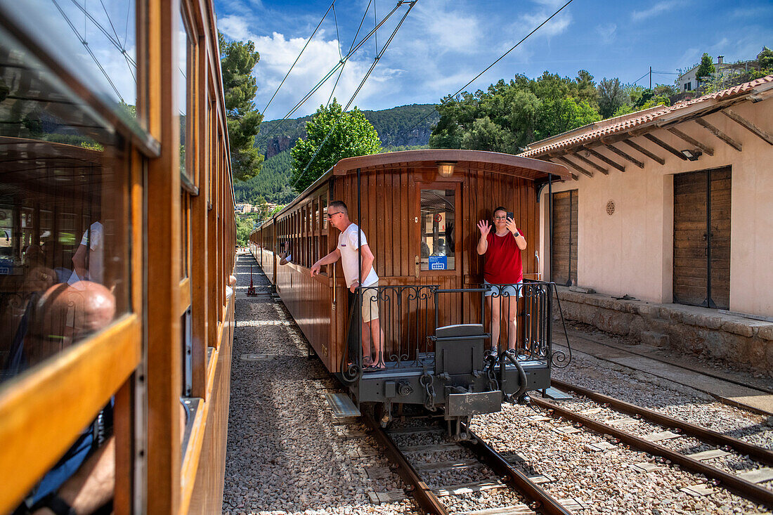 Fahrgäste des Tren de Soller, eines historischen Zuges, der Palma de Mallorca mit Soller verbindet, Mallorca, Balearen, Spanien, Mittelmeer, Europa