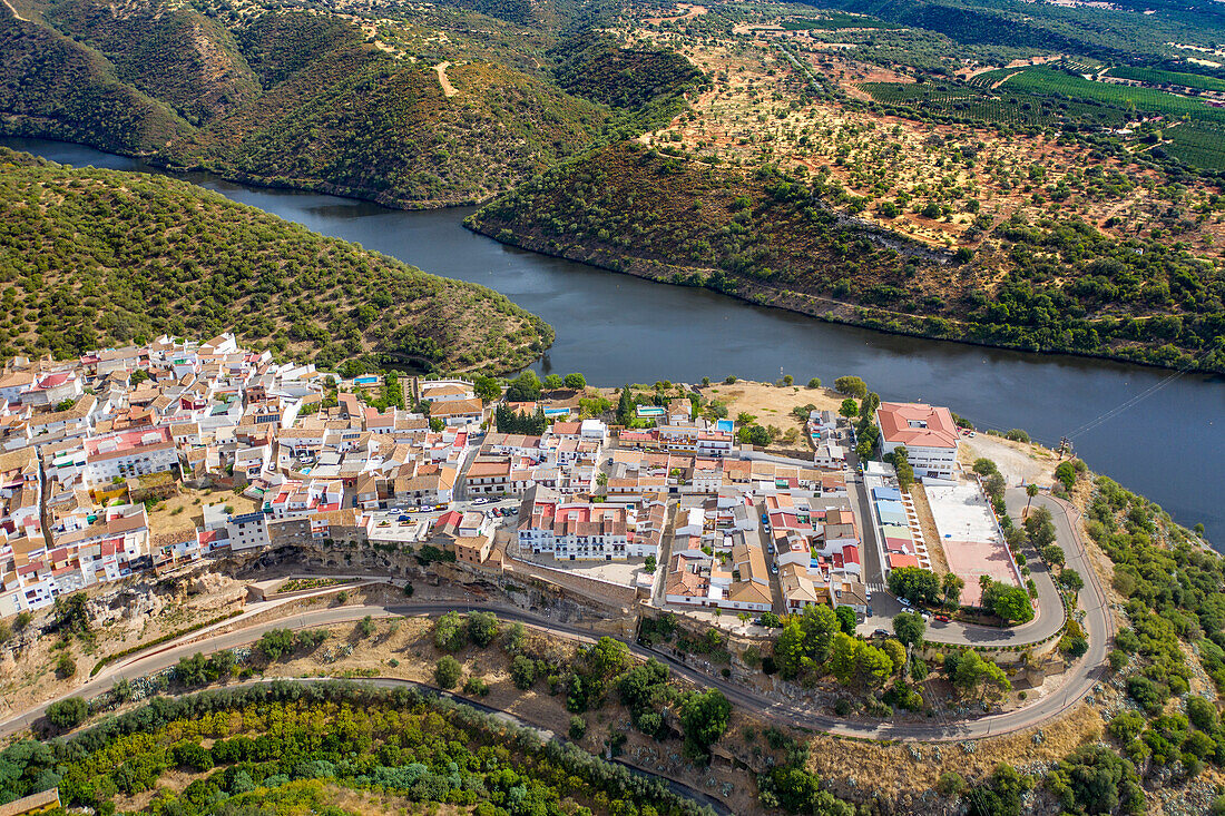 Luftaufnahme des Hornachuelos-Stausees und des Dorfes, Provinz Cordoba, Andalusien, Südspanien