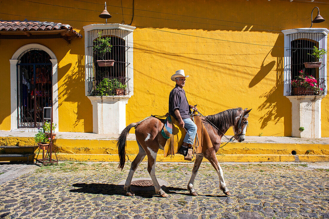 Cowboy und bunte Architektur in der Stadt Suchitoto. Suchitoto, Cuscatlan, El Salvador Mittelamerika