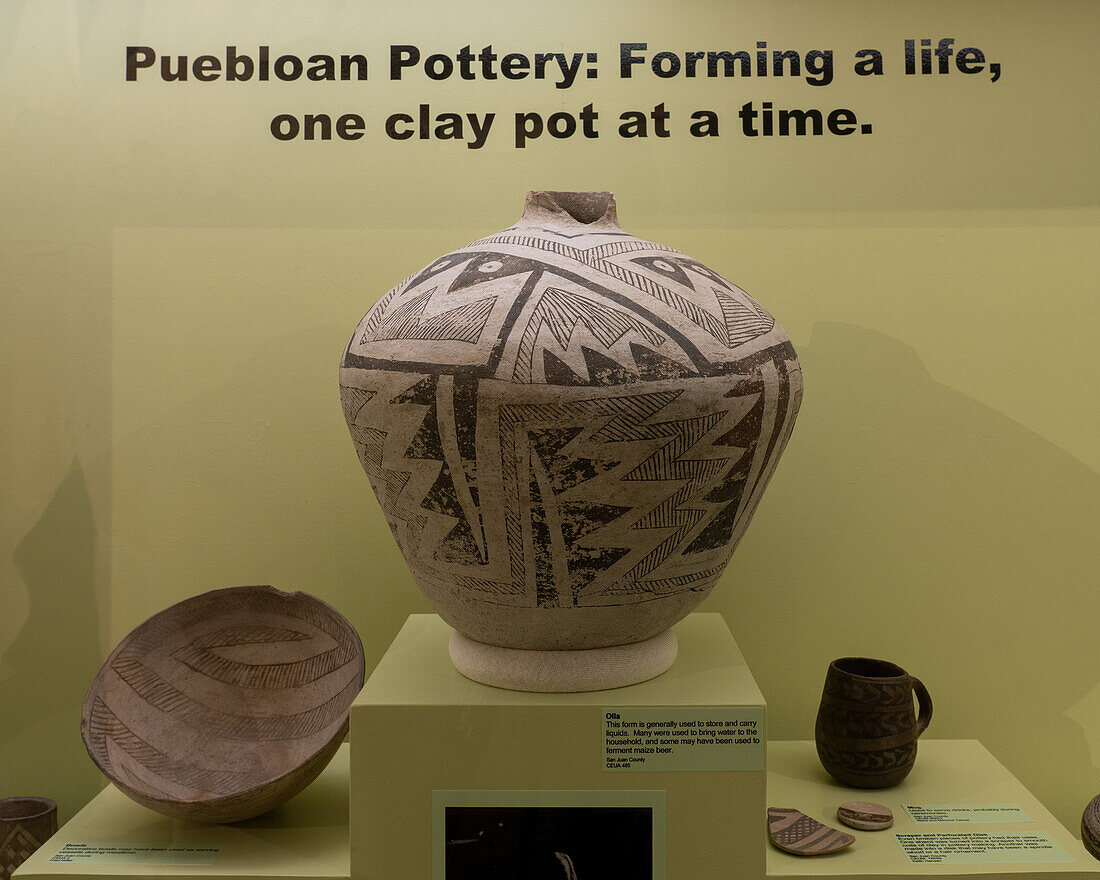 Prähispanische Keramik der Pueblo-Vorfahren im USU Eastern Prehistoric Museum in Price, Utah
