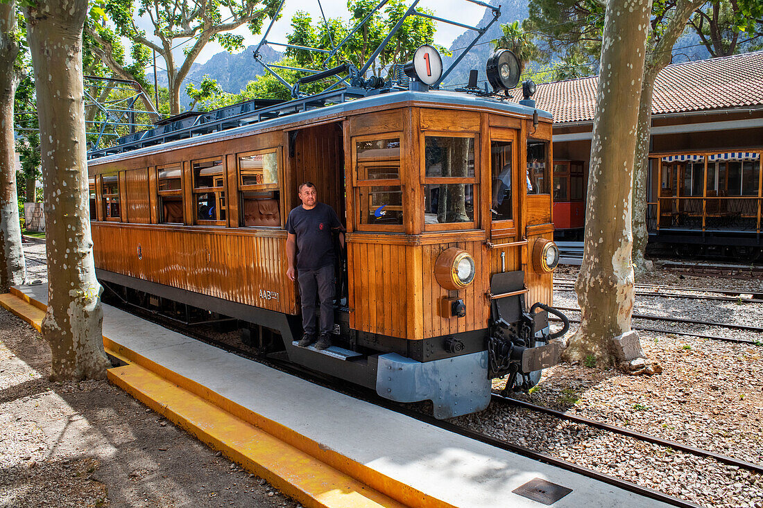 Bahnhof von Soller. Tren de Soller, historischer Zug, der Palma de Mallorca mit Soller verbindet, Mallorca, Balearen, Spanien, Mittelmeer, Europa