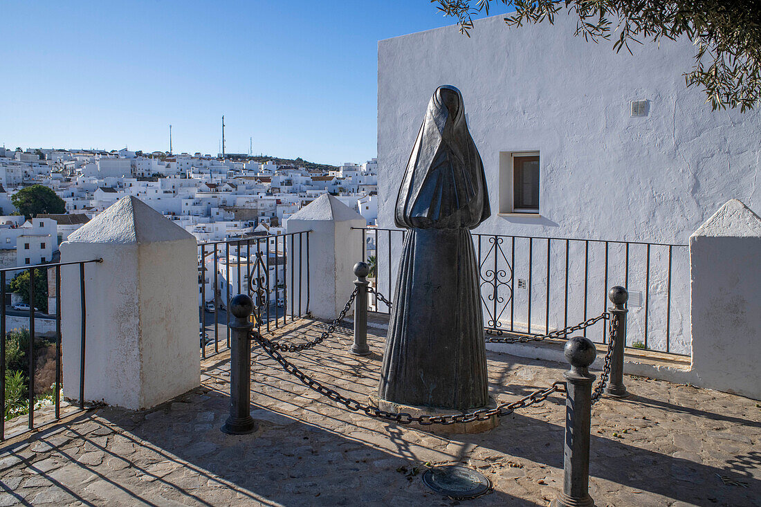 Statue einer Frau in traditioneller schwarzer Kleidung Las Cobijadas in Vejer de la Frontera, Provinz Cádiz, Costa de la luz, Andalusien, Spanien
