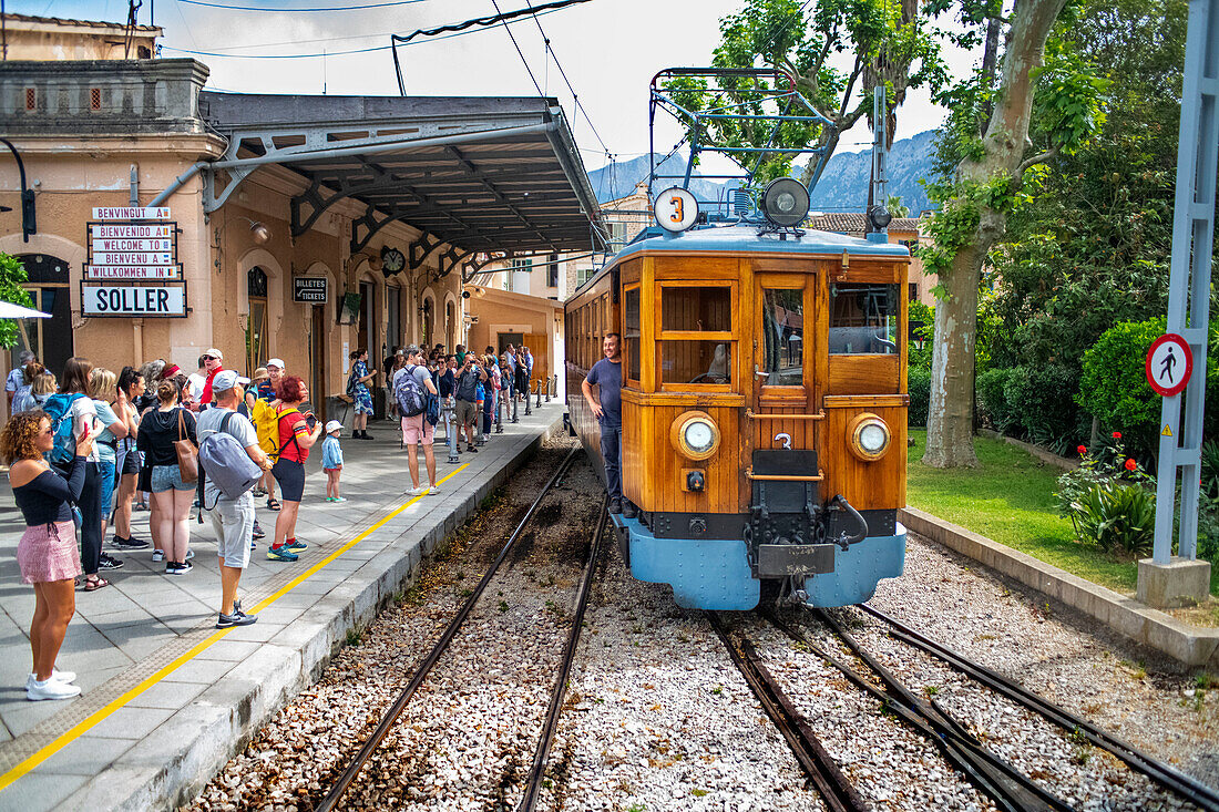 Bahnhof von Soller. Tren de Soller, historischer Zug, der Palma de Mallorca mit Soller verbindet, Mallorca, Balearen, Spanien, Mittelmeer, Europa