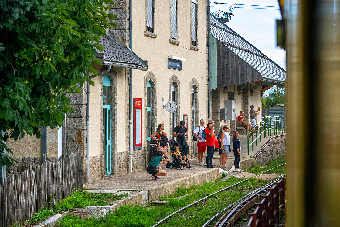 Fahrgäste im Bahnhof von Mont Louis La Cabanasse. Der Gelbe Zug oder Train Jaune, Pyrénées-Orientales, Languedoc-Roussillon, Frankreich