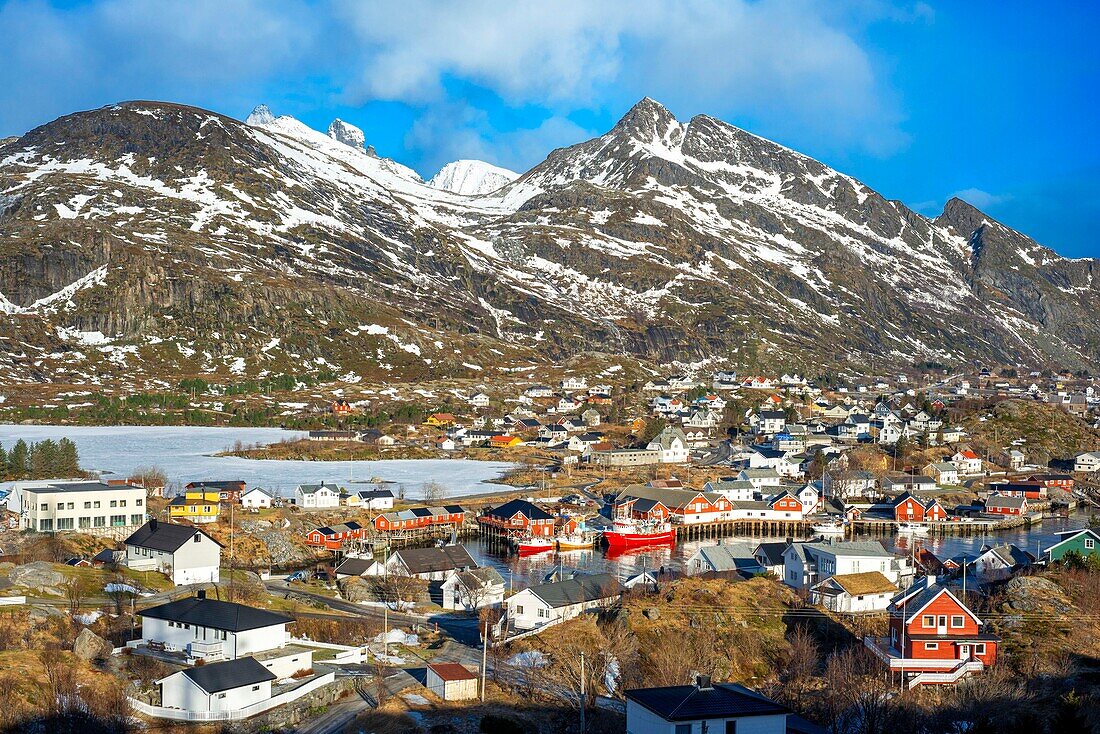 Luftaufnahme der Landschaft und schöner Panoramablick über den See Sørvågvatnet und das Fischerdorf Sørvågen an der Küste der Norwegischen See auf der Insel Moskenesøy, Lofoten, Norwegen