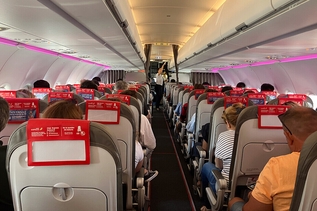 Innenraum eines Iberia Express-Fluges von Madrid nach Lanzarote, Spanien