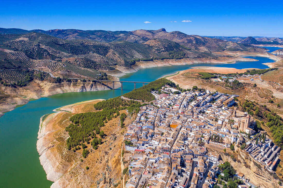 Luftaufnahme des Stausees und des Friedhofs des Dorfes Iznajar in der Provinz Cordoba, Andalusien, Südspanien