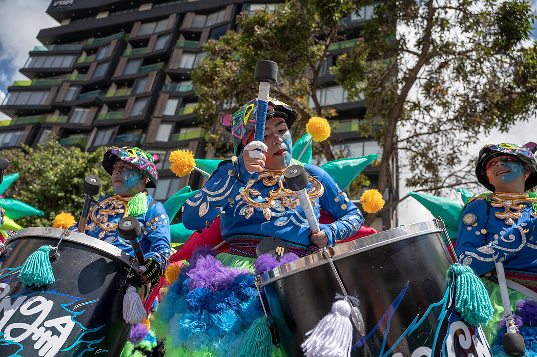 Verschiedene Choreografiegruppen ziehen am zweiten Tag des Karnevals der Schwarzen und Weißen durch die Straßen. Pasto, Nariño, 3. Januar 2024