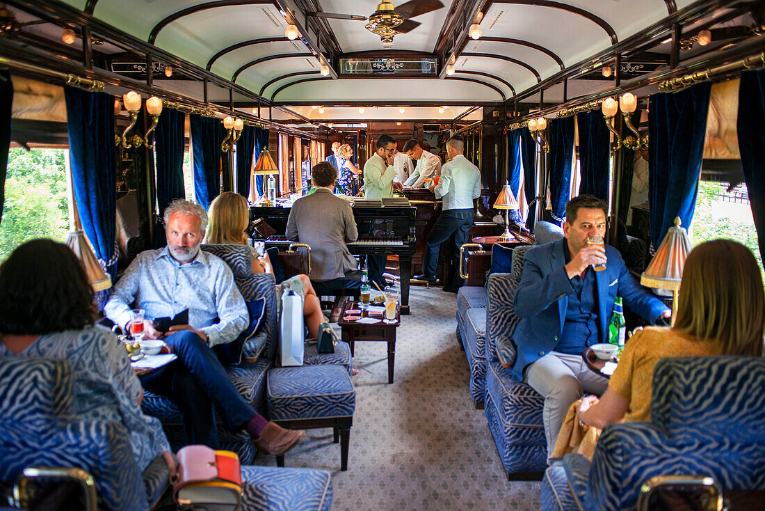 Kunden im Art-déco-Barwaggon des Luxuszugs Belmond Venice Simplon Orient Express