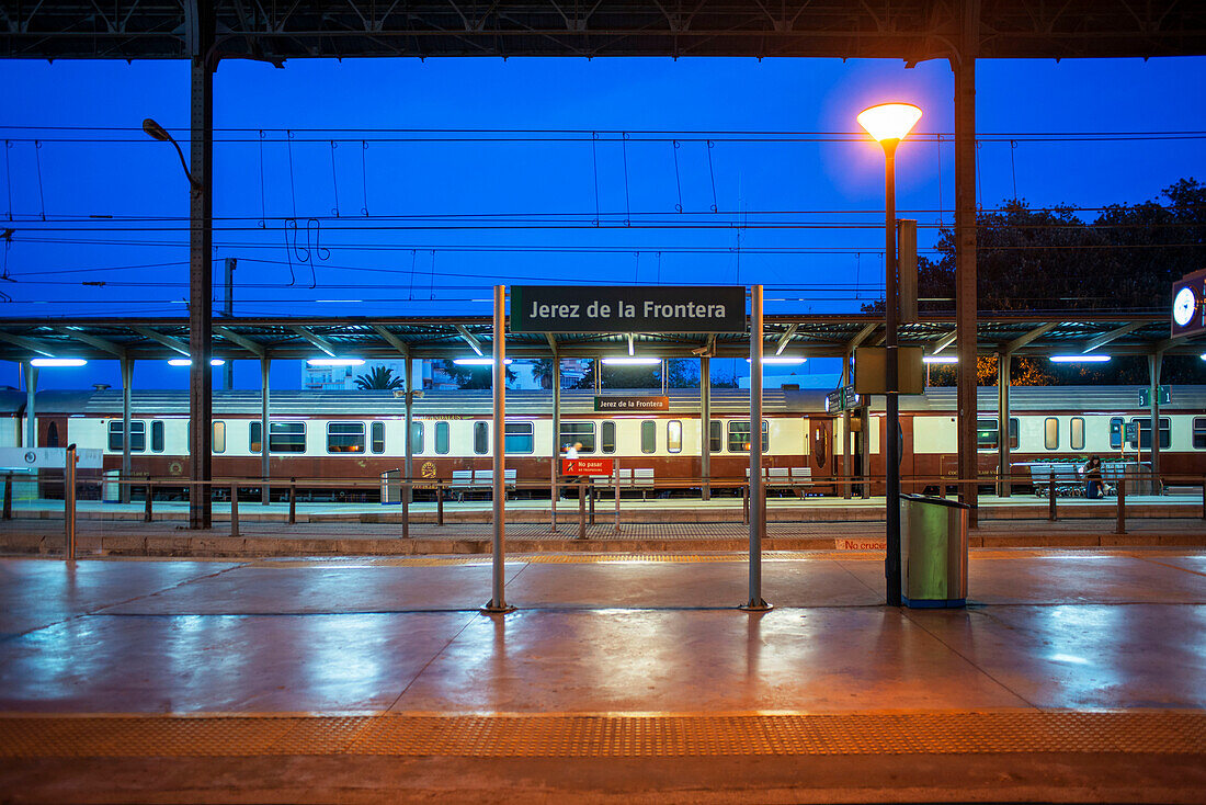 Der Luxuszug Al-Andalus hält am Bahnsteig im Bahnhof von Jerez ce la Frontera. Dieser Zug reist durch Andalusien Spanien