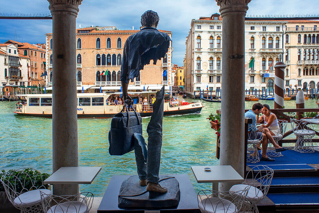 Bleu de Chine des Künstlers Bruno Catalano auf der Terrasse des Sina Centurion Palace Hotel mit Blick auf den Canal Grande, Venedig, Italien