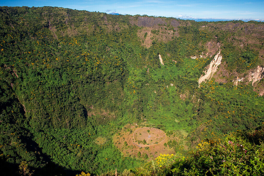 Der Boquerón-Krater mit dem Boqueroncito-Schlackenkegel am Boden, Vulkan San Salvador oder Quetzaltepec, El Salvador. Riesiger Krater eines erloschenen Vulkans in Mittelamerika. Kleiner Krater im Inneren namens Boqueroncito