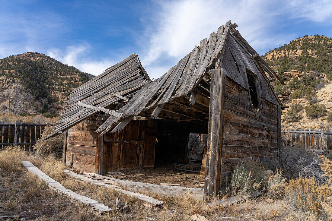 Eine verlassene Scheune einer Pionierranch im Cottenwood Glen im Nine Mile Canyon in Utah