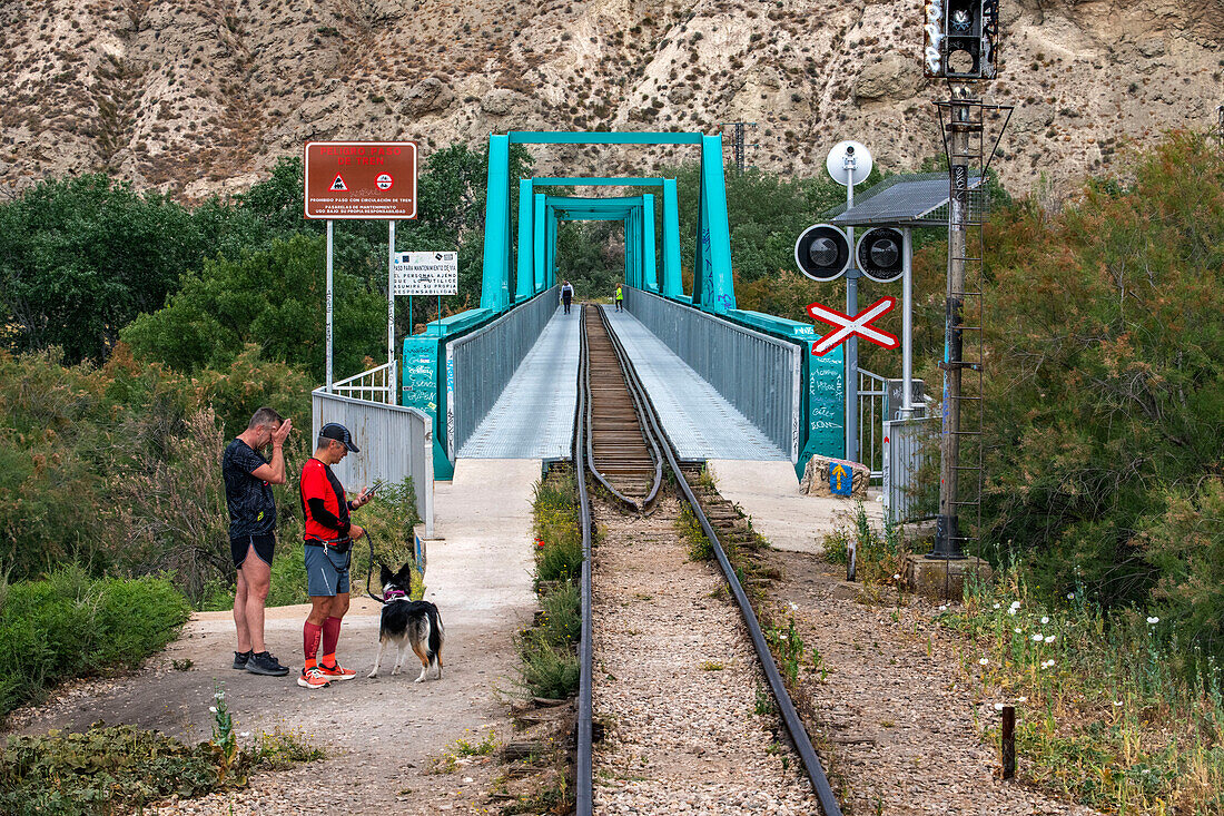 Laguna del Campillo, Puente Verde, in Rivas Vaciamadrid. Zug El Tren de Arganda oder Tren de la Poveda in Arganda del Rey, Madrid, Spanien