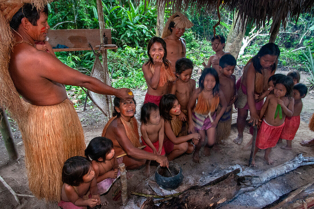 Kochende Yagua-Indianer, die in der Nähe der amazonischen Stadt Iquitos, Peru, ein traditionelles Leben führen