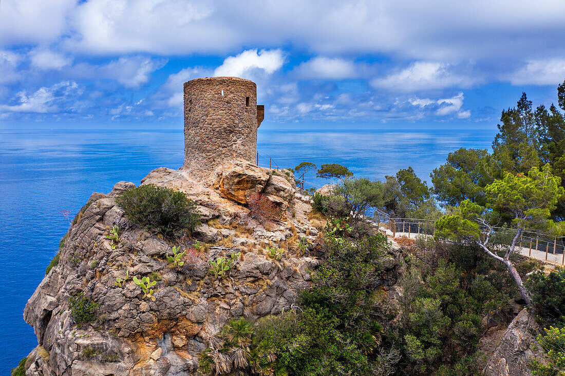 Luftaufnahme des Mirador Torre del Verger oder Torre de ses Animes bei Banyalbufar, Westküste, Mallorca, Spanien