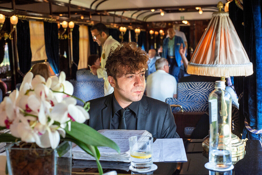 Klavierspiel im Art-déco-Lounge-Wagen des Luxuszugs Belmond Venice Simplon Orient Express