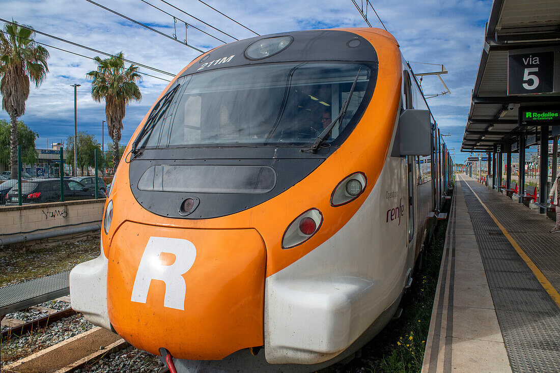 Bahnsteig Bahnhof Rodalies Mataró, Maresme Küste, 2023, Barcelona, Spanien