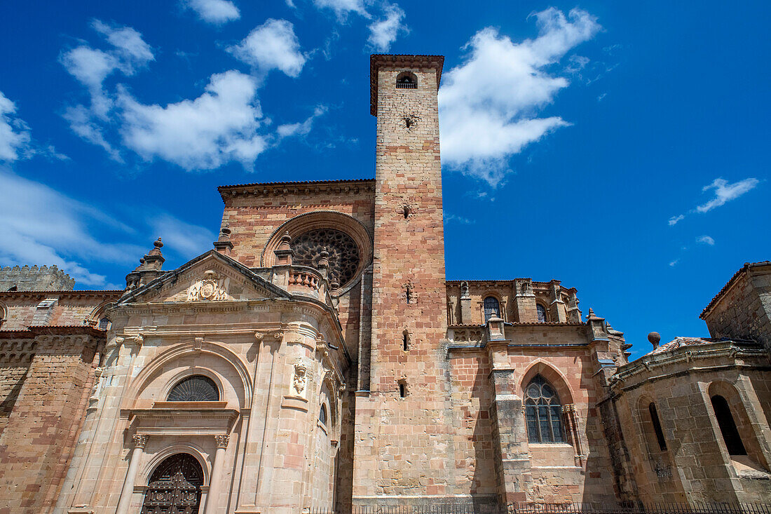 Außenseite der Fassade der Kathedrale von Sigüenza, Provinz Guadalajara, Spanien