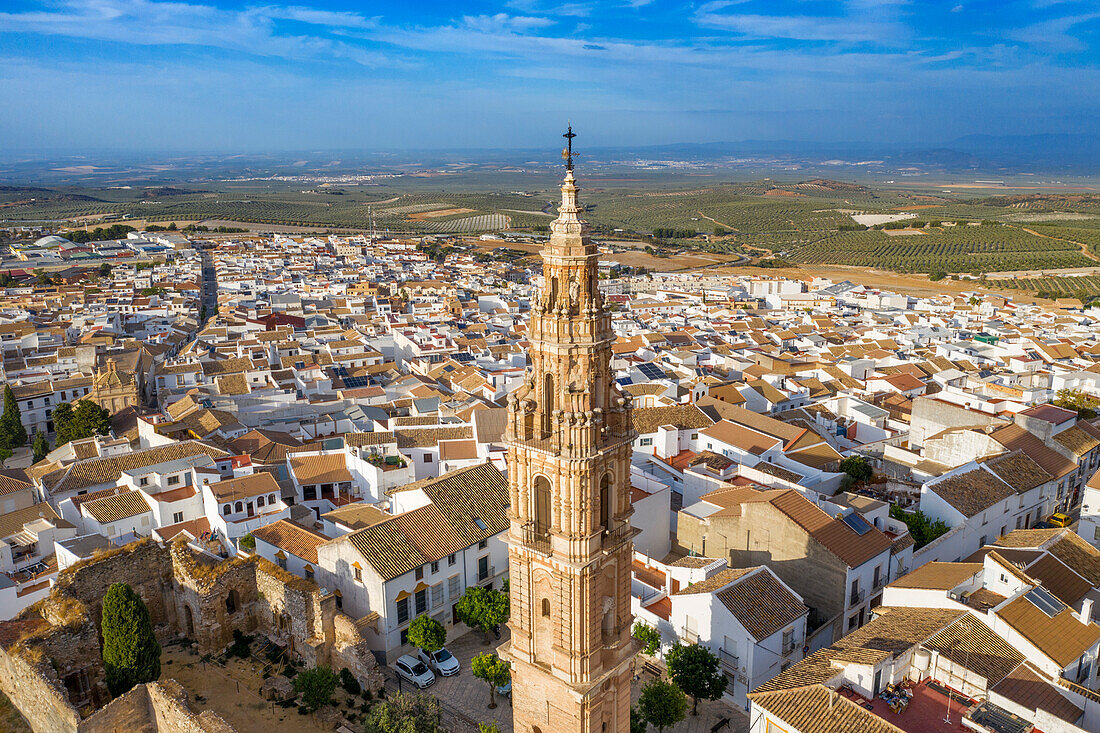 Luftaufnahme der Altstadt von Estepa in der Provinz Sevilla in Andalusien im Süden Spaniens. Blick über die Stadt mit dem Torre de la Victoria