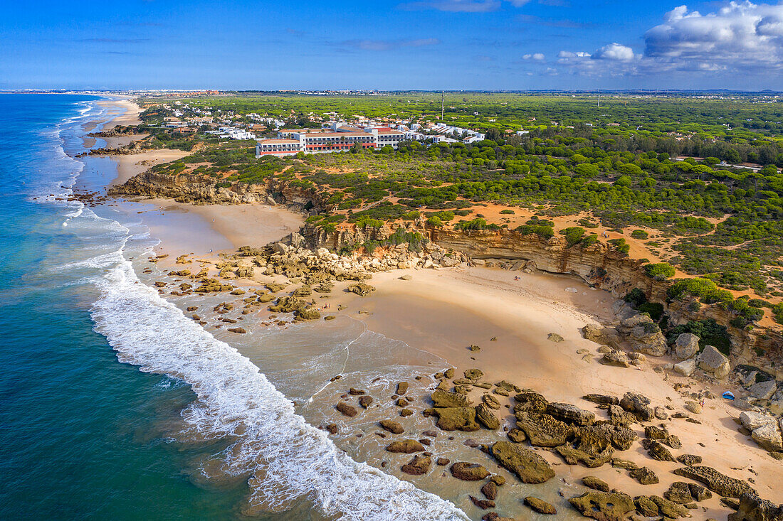 Luftaufnahme des Strandes Calas de roche in Conil de la Frontera, Provinz Cádiz, Costa de la luz, Andalusien, Spanien