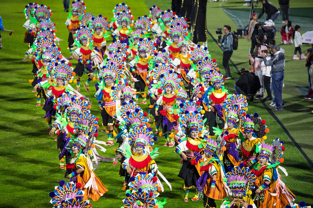 Der Negros y Blancos-Karneval in Pasto, Kolumbien, ist ein lebhaftes kulturelles Spektakel, das sich mit einem Übermaß an Farben, Energie und traditioneller Inbrunst entfaltet