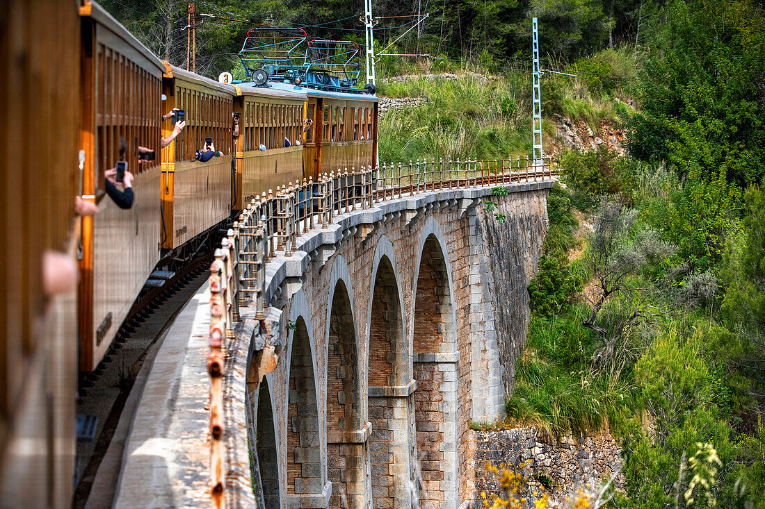 Überquerung des Viadukts Cinc-Ponts im Tren de Soller, einem historischen Zug, der Palma de Mallorca mit Soller verbindet, Mallorca, Balearen, Spanien, Mittelmeer, Europa