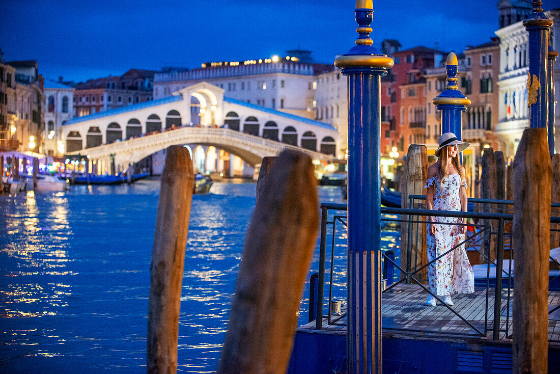 Schöne Frau und Rialto-Brücke zurück. Gondeln mit Touristen auf dem Canal Grande, neben der Fondamenta del Vin, Venedig, UNESCO, Venetien, Italien, Europa