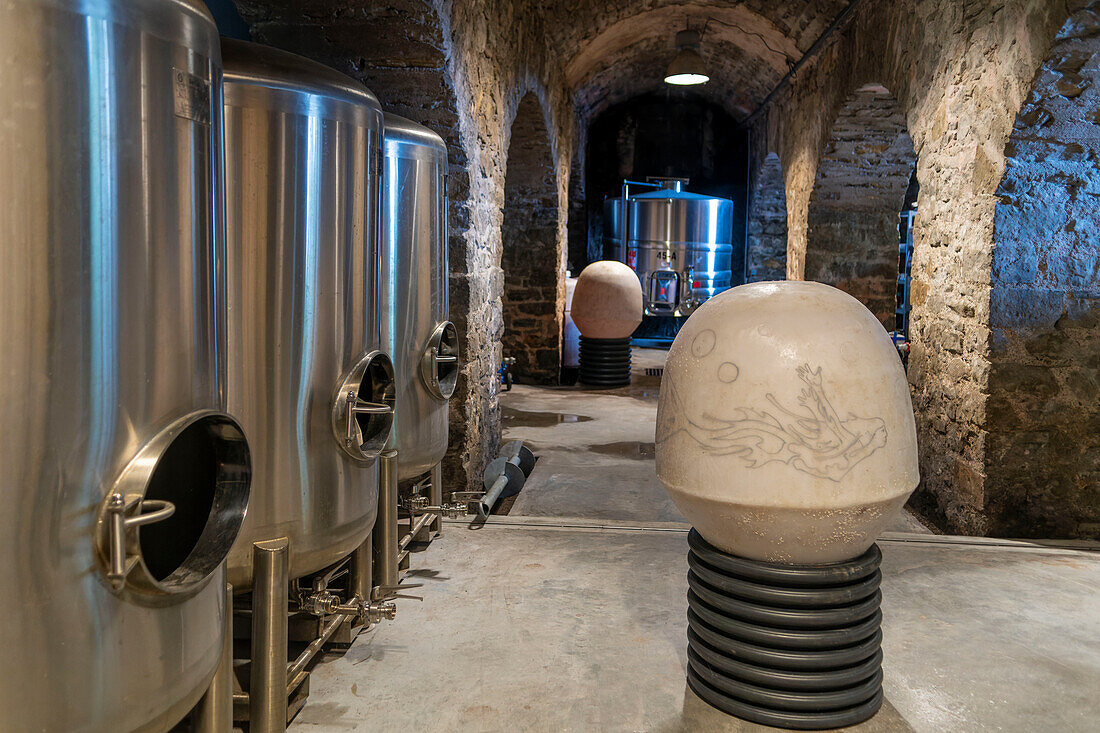 Weine des Weinguts Egiategia in Saint Jean de luz, Frankreich. Baskischer Winzer (das Baskenland ist ein Gebiet im Süden Frankreichs): Emmanuel Poirmeur, Hersteller des berühmten EGIATEGIA (die Werkstatt der Wahrheiten auf Baskisch)