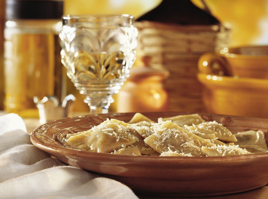 Maultaschen mit Parmesan bestreut, in tiefem Teller