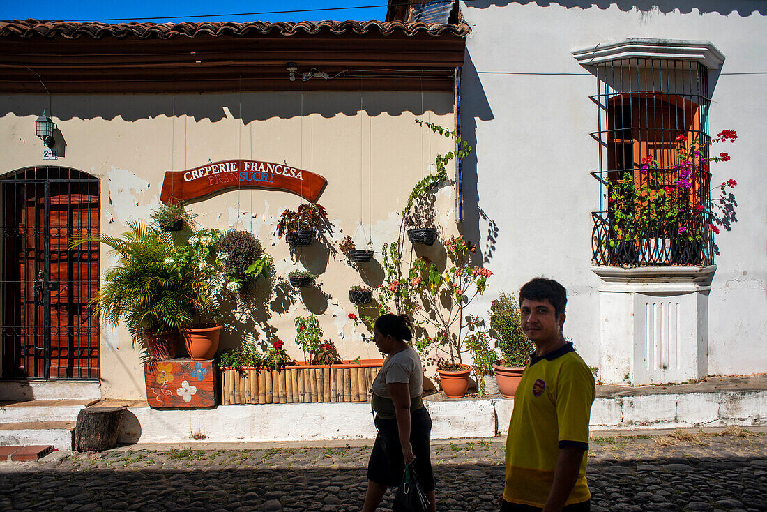 Französische Creperie in der kolonialen Stadtarchitektur des Dorfes Suchitoto. Suchitoto, Cuscatlan, El Salvador Mittelamerika