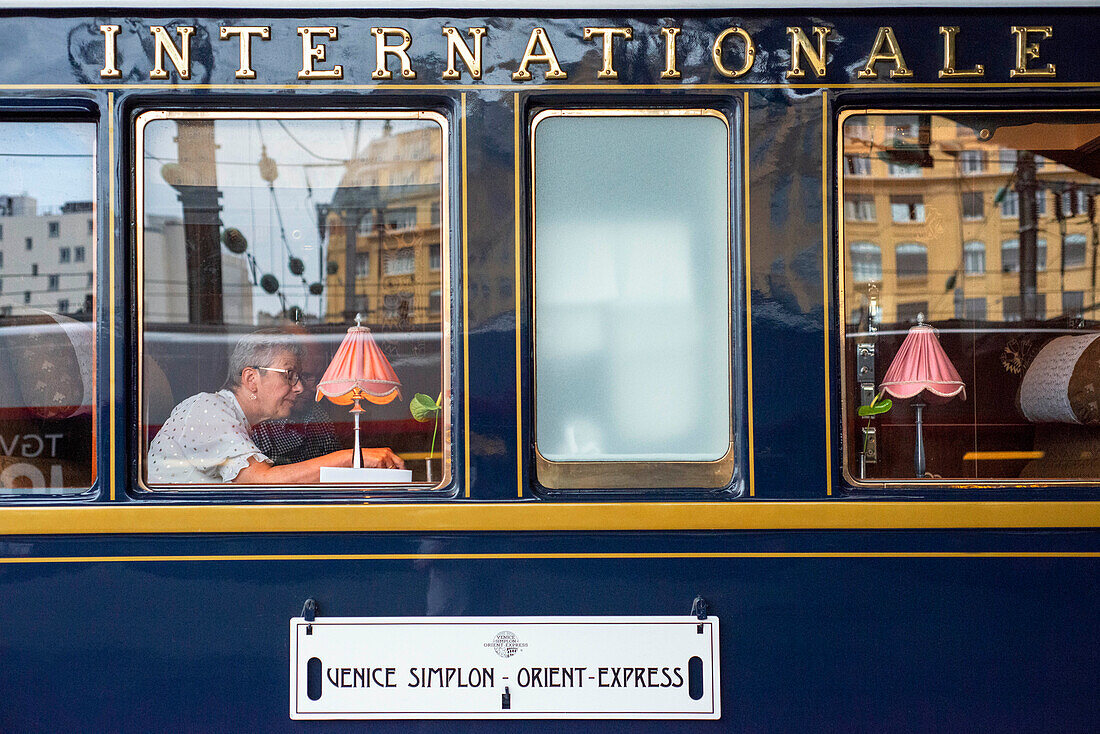 Der Luxuszug Belmond Venice Simplon Orient Express hält im Pariser Bahnhof Gare de l'est, dem Hauptbahnhof von Paris
