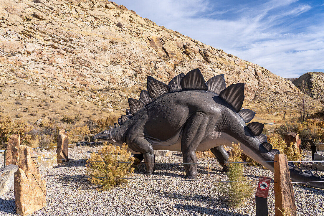 Großes Modell eines Stegosaurus-Dinosauriers vor dem Besucherzentrum im Dinosaur National Monument bei Jensen, Utah