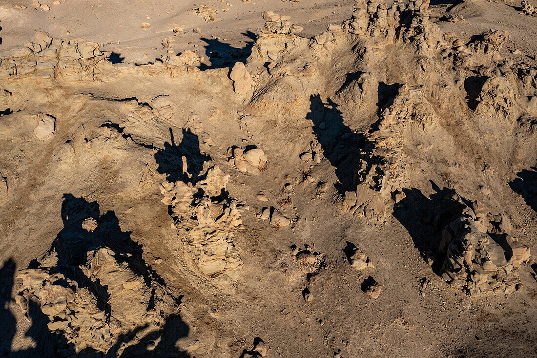 Verschnörkelte Schatten der fantastisch erodierten Sandsteinformationen in der Fantasy Canyon Recreation Site bei Vernal, Utah