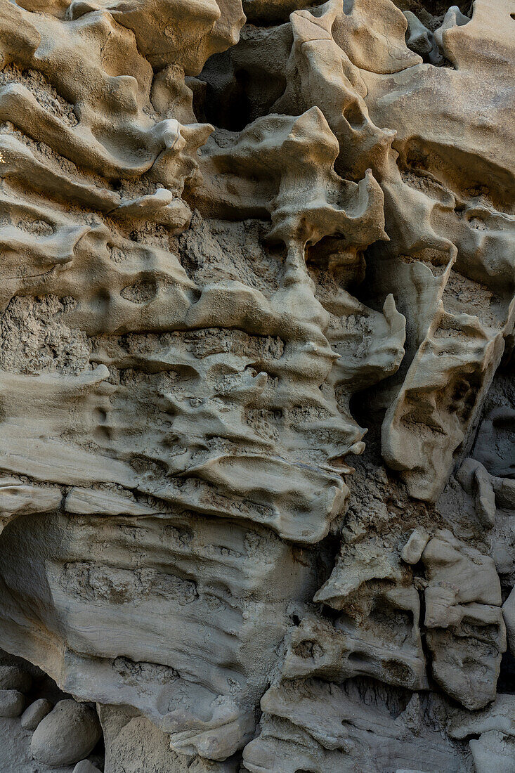 Geschmolzene, wachsartige Erosionsmuster in den Sandsteinformationen in der Fantasy Canyon Recreation Area in der Nähe von Vernal, Utah