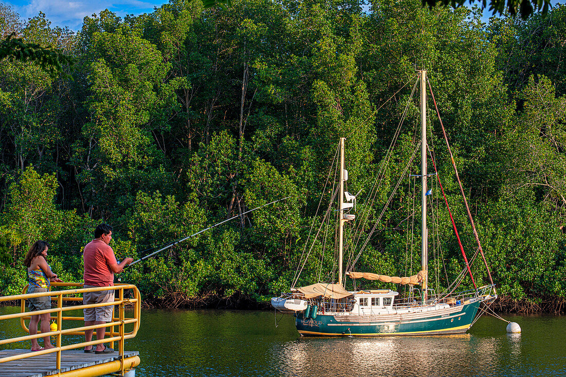 Fischer und Segelboot in Puerto Barillas in der Bucht von Jiquilisco im Golf von Fonseca, Pazifik, El Salvador, Mittelamerika