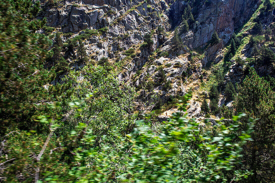 Berglandschaft, Blick aus dem Fenster. Nuria nach Queralbs, Zahnradbahn Cremallera de Núria im Tal Vall de Núria, Pyrenäen, Nordkatalonien, Spanien, Europa